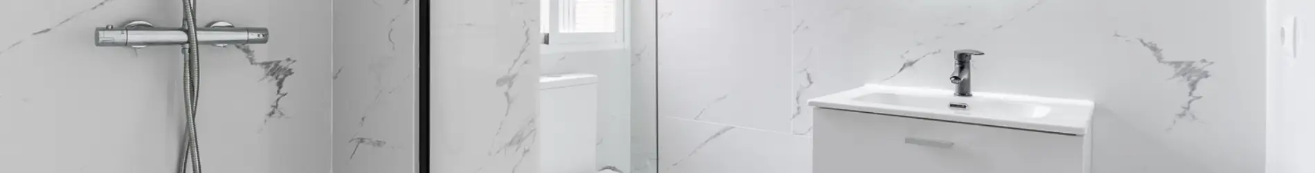 cabecera_bano cabecera de un baño reformado blanco